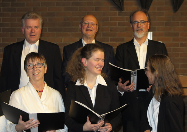Fotoausschnitt mit 6 Chorsänger*innen